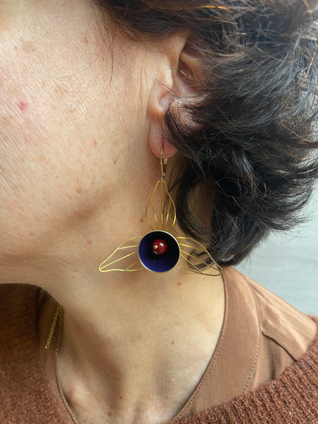 Gemelli diversi fiore etereo e smalto concavo