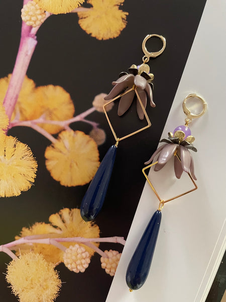 Orecchini con fiori, goccia e motivo geometrico