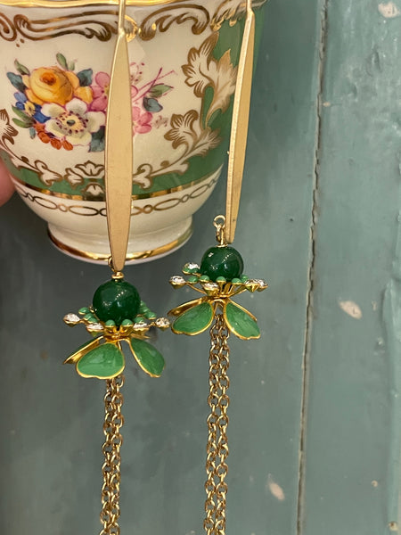 Orecchini lunghissimi con fiore smaltato verde