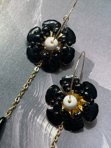 Orecchini fiore tridimensionale nero e goccia