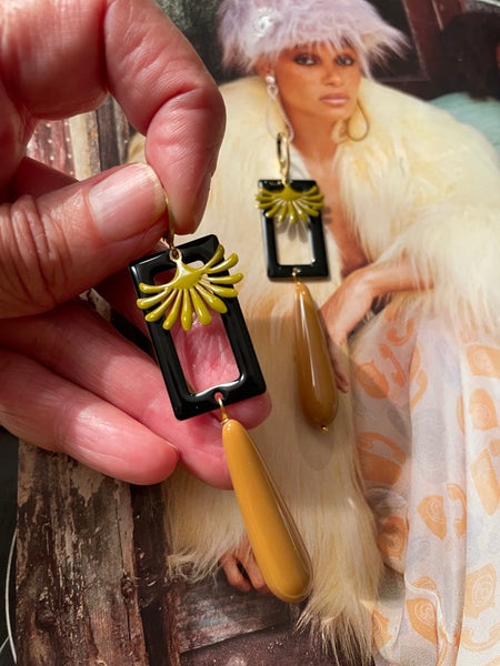 Orecchini goccia lunga resina, rettangolo nero e smalto a fontanella