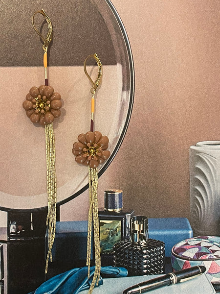 Orecchini lunghi con fiore e frangia
