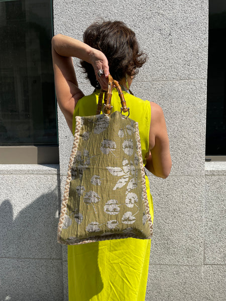 Borsa “contromano” grigio argento e giallo acido