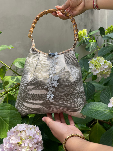 Borsa media in fil coupé bianco e grigio e manico in bambù