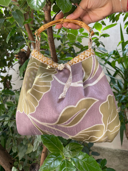 Borsa media in tessuto lilla e verde acido con manico in bambù