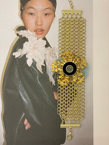 Bracciale a maglia dorato con fiore