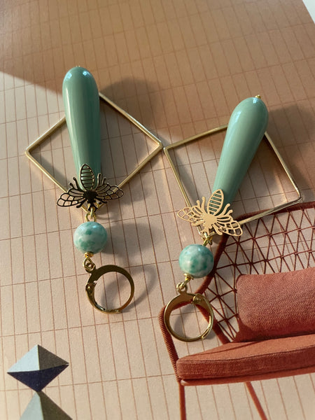 Orecchini goccia salvia con ape in filigrana