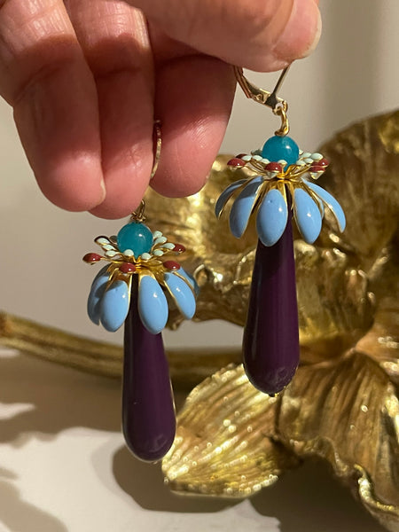 Orecchini goccia viola e fiore azzurro tridimensionale