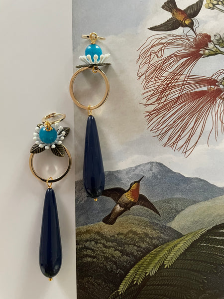 Orecchini con fiori, goccia e motivo geometrico