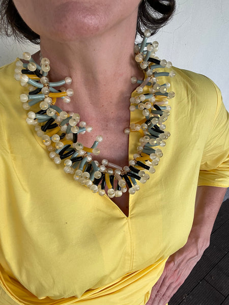 Collana con bacchette di resina colorate