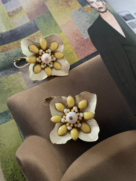 Orecchini grande fiore oro e fiore tridimensionale giallo e bianco