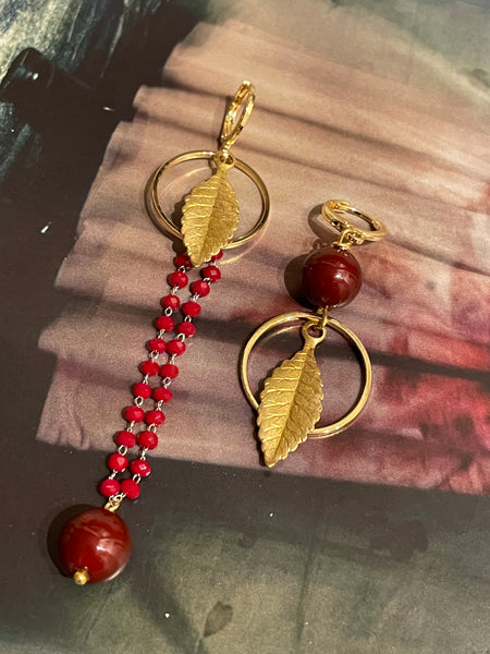 Gemelli diversi con rosarietto bordeaux, pietre e foglia