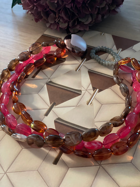 Collana in resina e bottone gioiello