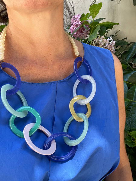 Collana di resina ad anelli grandi colorati