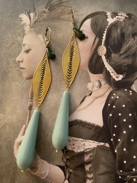 Orecchini affusolati con goccia e smalto