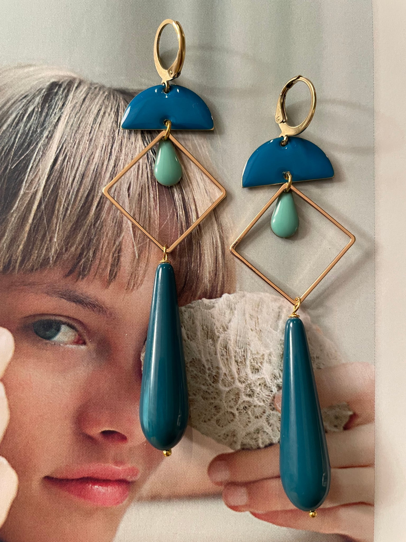 Orecchini goccia, rombo e doppio smalto