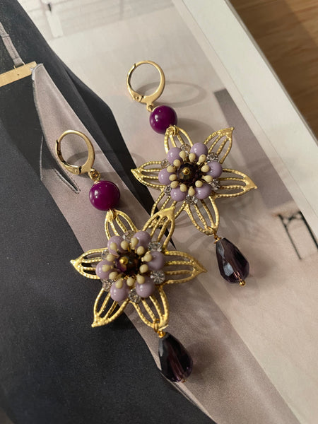 Orecchini fiore filigrana e fiore smaltato con goccia in vetro