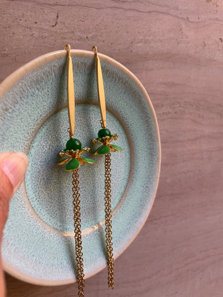 Orecchini lunghissimi con fiore smaltato verde