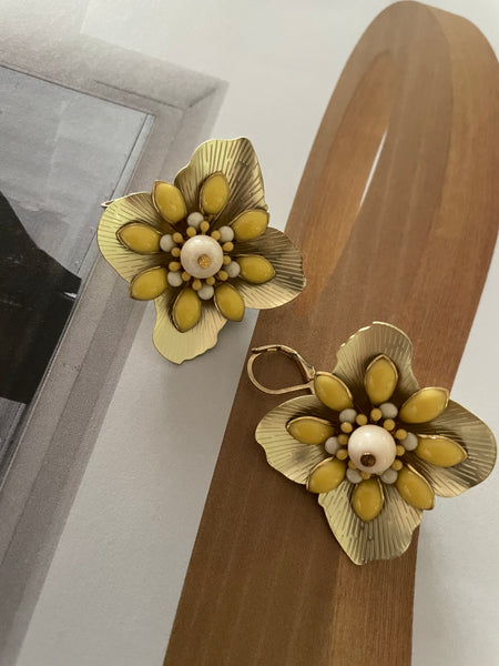 Orecchini grande fiore oro e fiore tridimensionale giallo e bianco