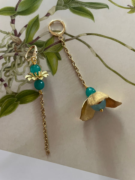 Gemelli diversi con fiore aperto e pietre verde smeraldo