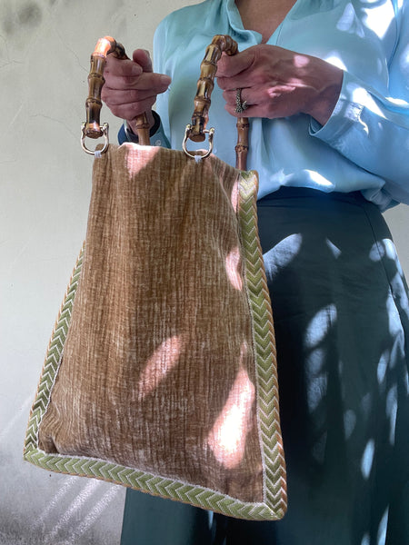 Borsa “contromano” velluto ocra e fiorato azzurro