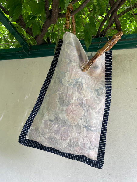 Borsa “contromano” fiori tenui e bolli colorati