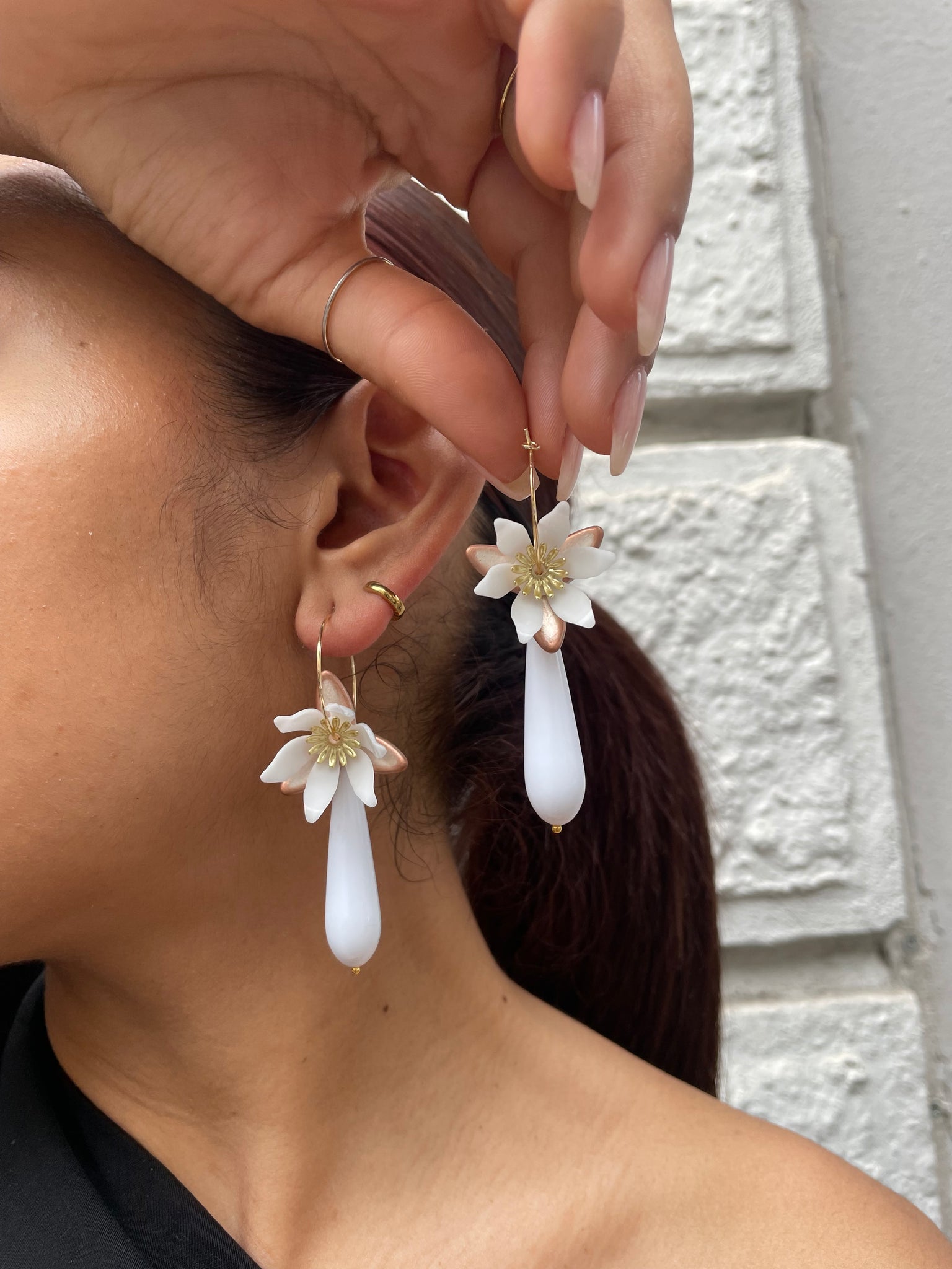 Orecchini fiore total white