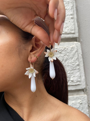 Orecchini fiore total white