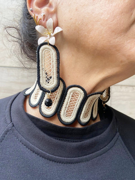 Chocker in passamaneria avorio e nera