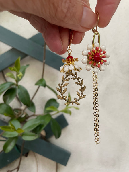 Gemelli diversi con fiore bianco e rosso