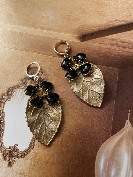 Orecchini foglia oro e fiore nero