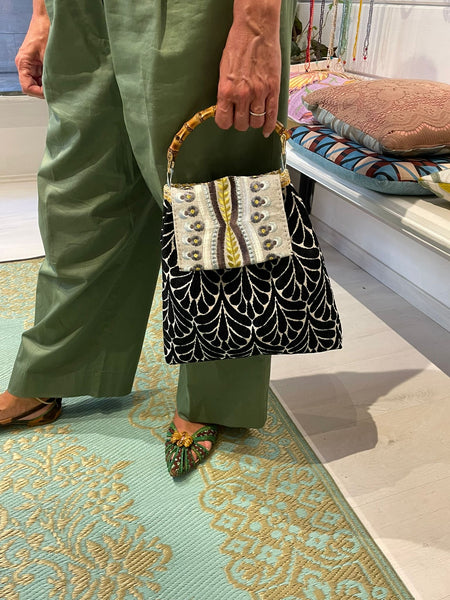 Borsa verticale in velluto bianco e nero con patella ricamata
