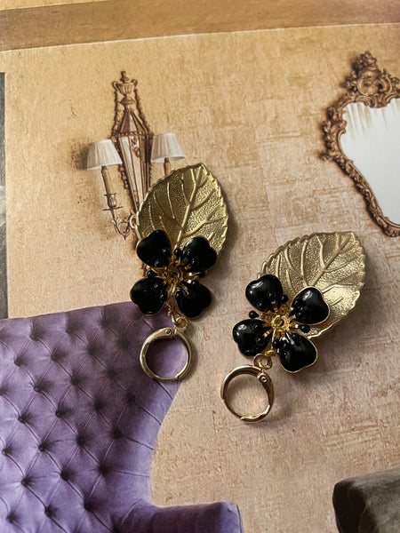 Orecchini foglia oro e fiore nero