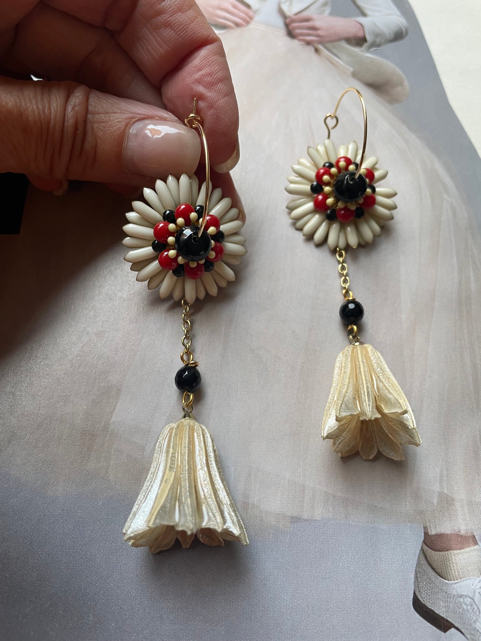 Orecchini fiore tridimensionale e fiore sotto resina