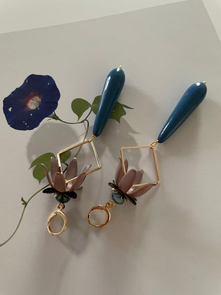 Orecchini con fiori, goccia e motivo geometrico