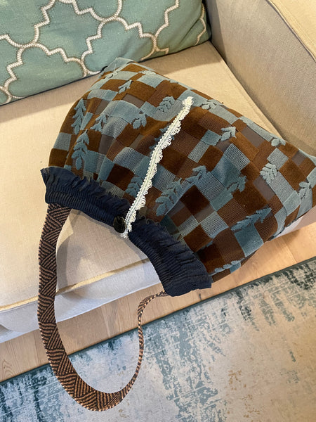 Borsa grande in velluto a quadrotti e foglie