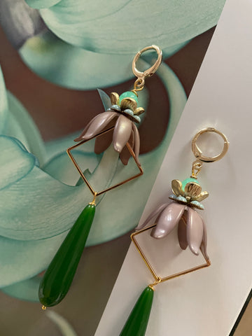 Orecchini con fiori, goccia e motivo geometrico