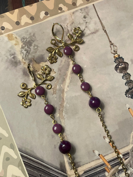 Orecchini lunghissimi con piccoli fiorellini e smalti bordeaux