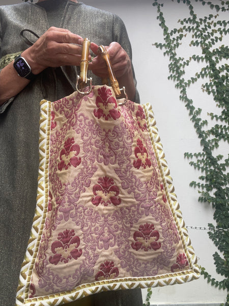 Borsa “contromano” velluto giallo acido e damascato malva