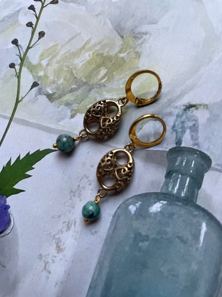 Orecchini con motivo traforato a otto