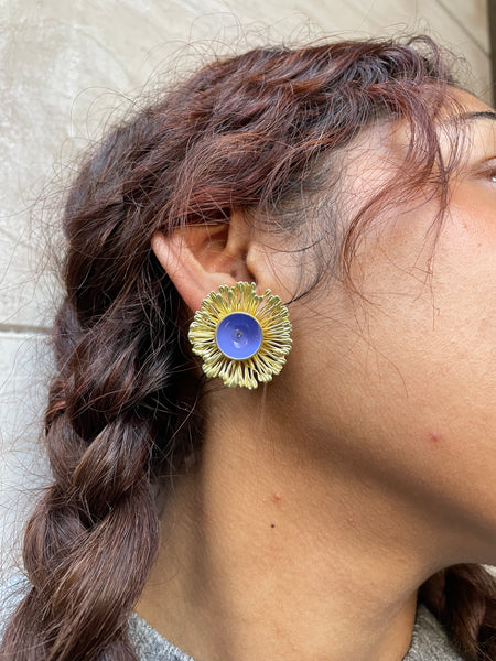 Orecchini a lobo crisantemo e smalto pervinca