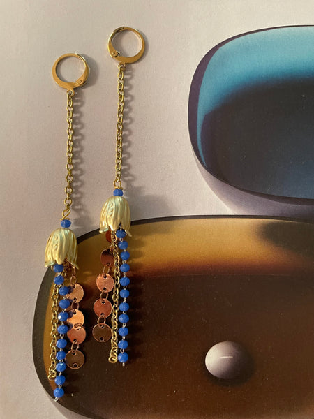 Orecchini lunghi con rosarietti bluette e germogli