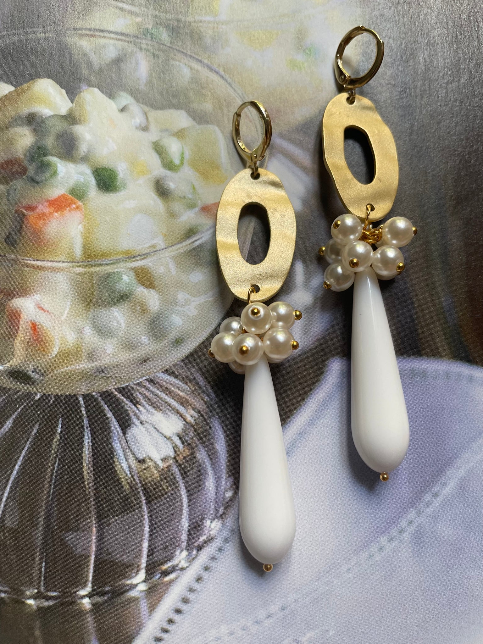 Orecchini ovale, perle e goccia bianca