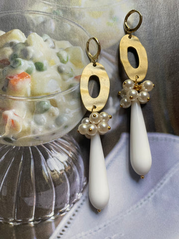 Orecchini ovale, perle e goccia bianca