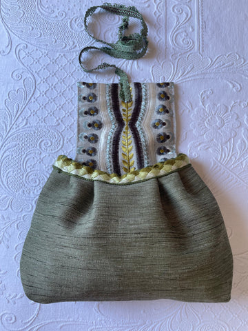 Pochette verde salvia con patella ricamata