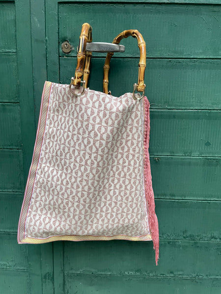Borsa “contromano” rosa e mattone con frange rosa antico