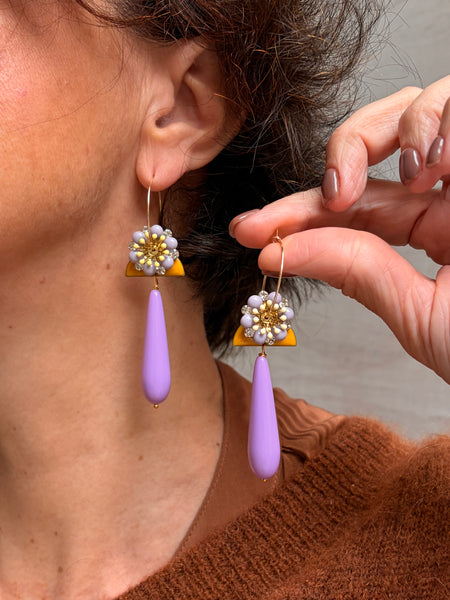 Orecchini goccia, smalto mezzaluna e fiore smaltato