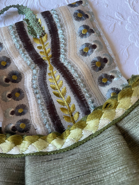 Pochette verde salvia con patella ricamata