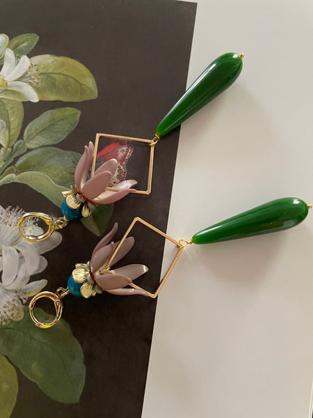 Orecchini con fiori, goccia e motivo geometrico