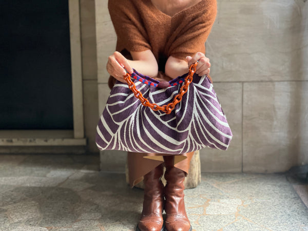 Borsa grande in velluto a onde color prugna e manico arancio